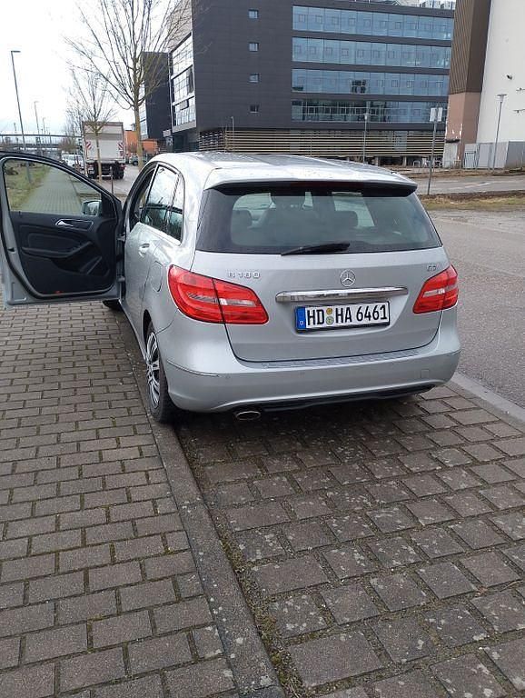Gebraucht Mercedes B180 166 PS (122 kW) 2012 Silber Van / Kleinbus