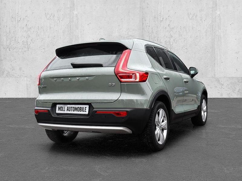 Gebraucht Volvo XC40 Core 163 PS (119 kW) 2023 Gruen SUV
