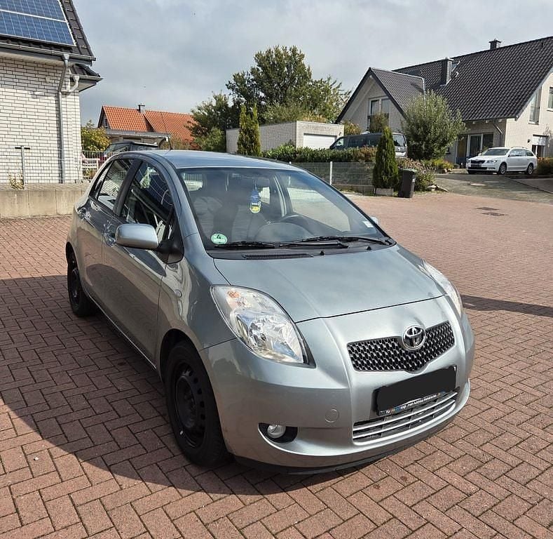 Grau Gebraucht 2008 Toyota Yaris Limousine | 3.990 € (Guter Preis) - Bild 1/4