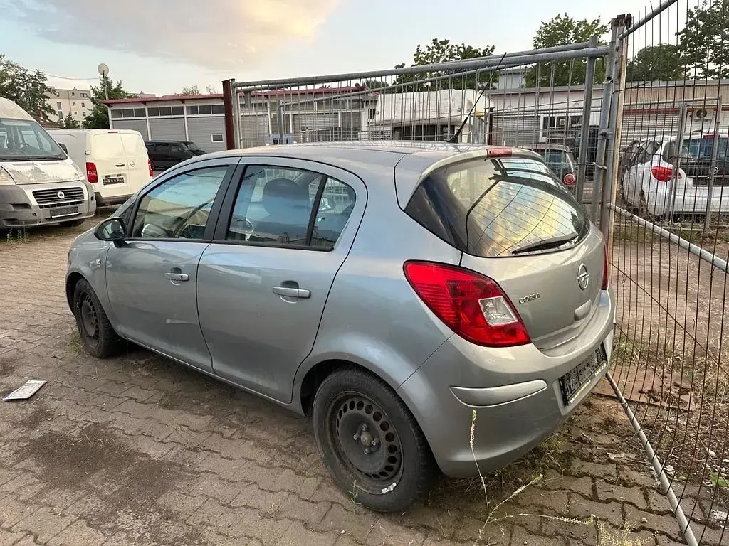 Gebraucht Opel Corsa Satellite 86 PS (63 kW) 2011 Silber Kleinwagen