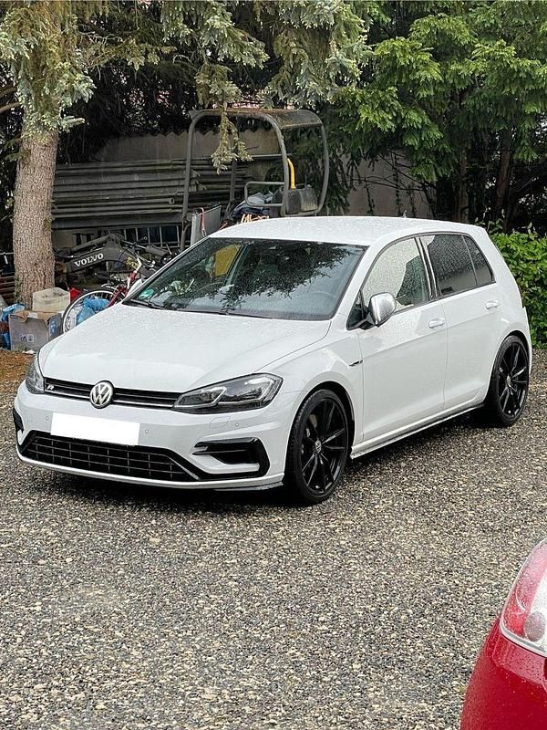 Weiß Gebraucht 2019 VW Golf VII R Limousine | 25.900 € (Guter Preis) - Bild 1/4