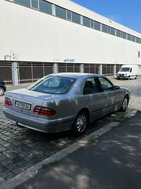 Gebraucht Mercedes E240 Elegance 170 PS (125 kW) 2001 Silber Limousine