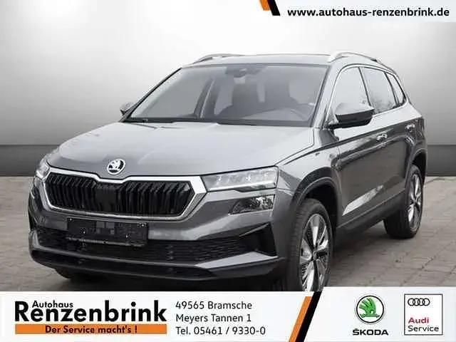 Grau Neu 2025 Skoda Karoq Selection SUV | 33.449 € (Fairer Preis) - Bild 1/4