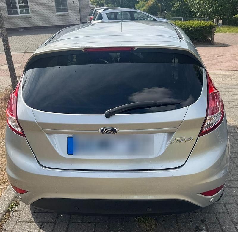 Gebraucht Ford Fiesta Celebration 82 PS (60 kW) 2016 Silber Kleinwagen