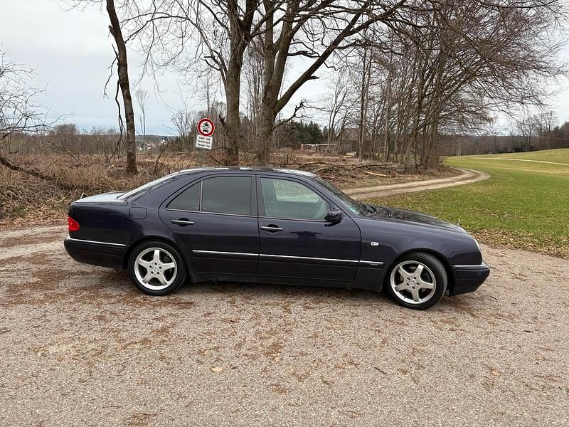 Gebraucht Mercedes E280 Avantgarde 204 PS (150 kW) 1997 Violet Limousine