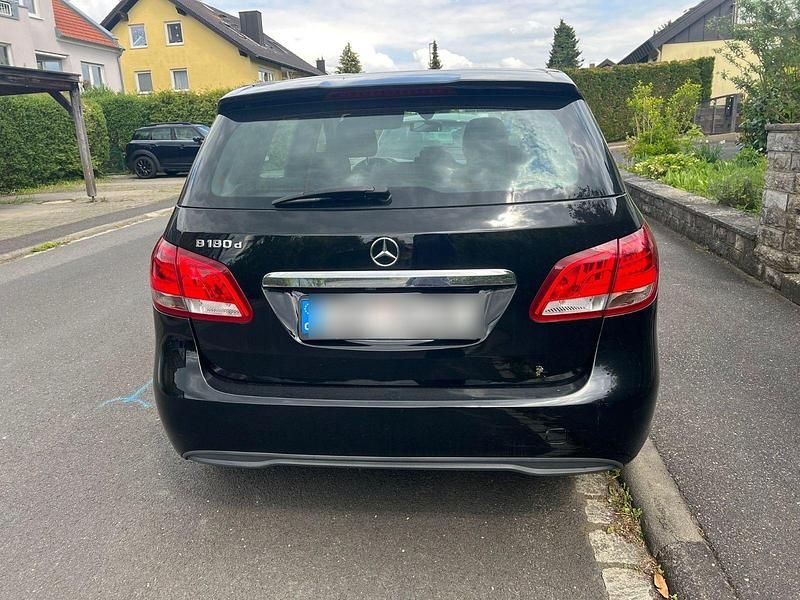 Schwarz Gebraucht 2016 Mercedes B180 Van / Kleinbus | 11.500 € (Superpreis) - Bild 1/4
