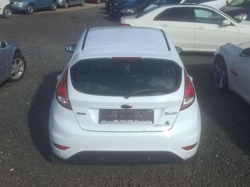 Gebraucht Ford Fiesta 101 PS (74 kW) 2014 Weiß Kleinwagen