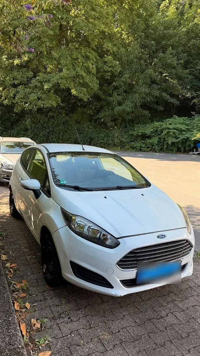 Gebraucht Ford Fiesta Trend 60 PS (44 kW) 2013 Weiß Kleinwagen