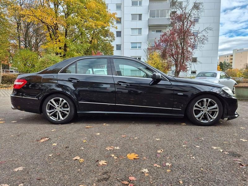 Schwarz Gebraucht 2009 Mercedes E350 Avantgarde Limousine | 6.499 € (Guter Preis) - Bild 1/4