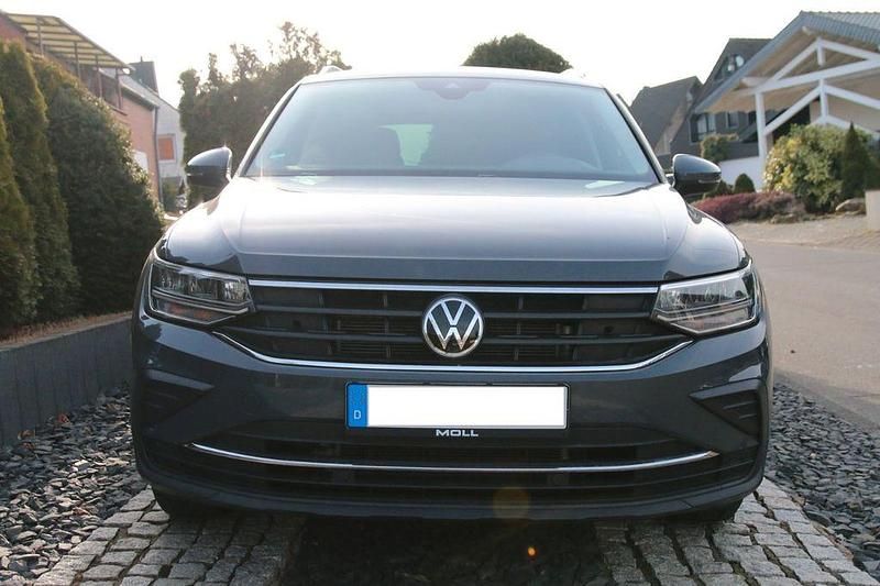 Grau Gebraucht 2021 VW Tiguan Life SUV | 25.900 € (Etwas zu teuer) - Bild 1/4