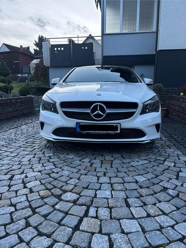 Weiß Gebraucht 2019 Mercedes CLA200 Kombi | 18.500 € - Bild 1/4