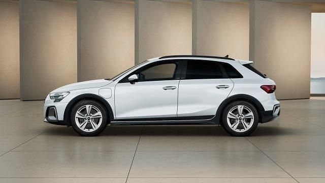 Gebraucht Audi A3 e-tron Ambiente 204 PS (150 kW) 2025 Gletscherweiß metallic Kleinwagen