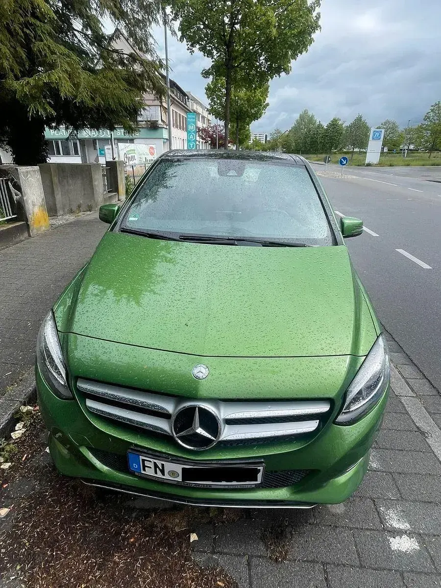 Gebraucht Mercedes B200 156 PS (114 kW) 2017 Grün Van / Kleinbus