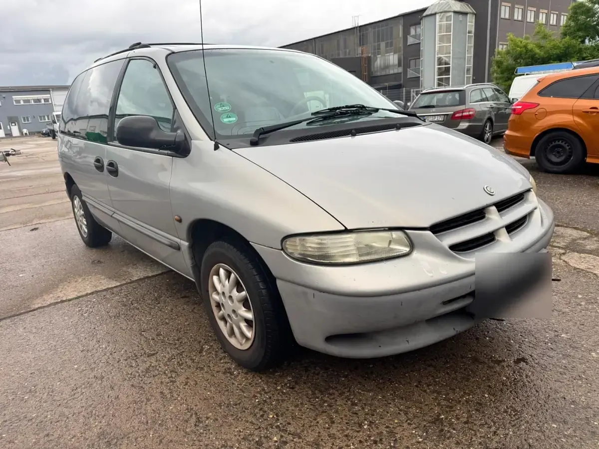 Gebraucht Chrysler Voyager 133 PS (97 kW) 2000 Silber Van / Kleinbus