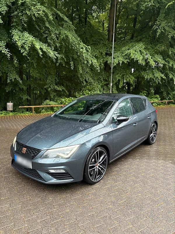 Grau Gebraucht 2019 Cupra Leon Limousine | 24.600 € (Fairer Preis) - Bild 1/4