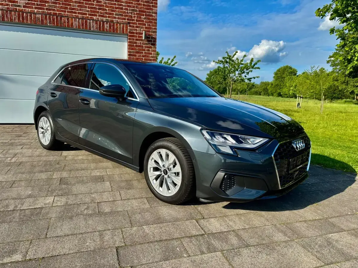 Gebraucht Audi A3 Ambiente 150 PS (110 kW) 2024 Grau SUV