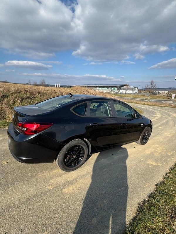Gebraucht Opel Astra 140 PS (102 kW) 2013 Schwarz Limousine