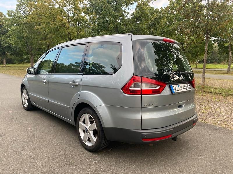 Gebraucht Ford Galaxy 140 PS (102 kW) 2011 Silber Van / Kleinbus