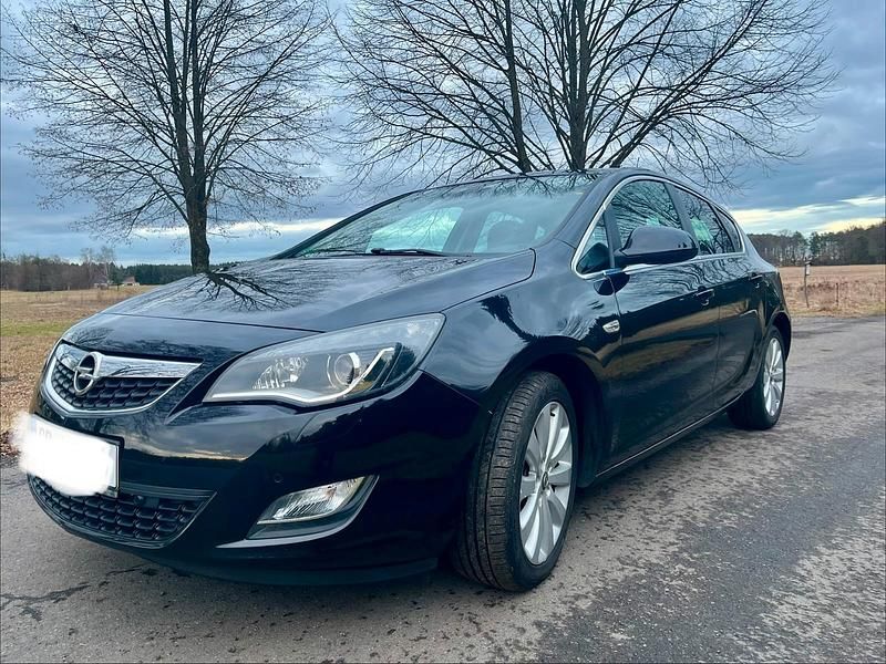 Gebraucht Opel Astra 116 PS (85 kW) 2011 Schwarz Kleinwagen