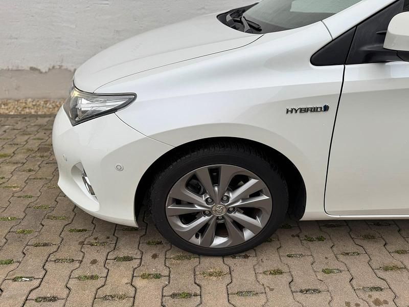 Gebraucht Toyota Auris Hybrid Life+ 136 PS (100 kW) 2013 Weiß Kombi