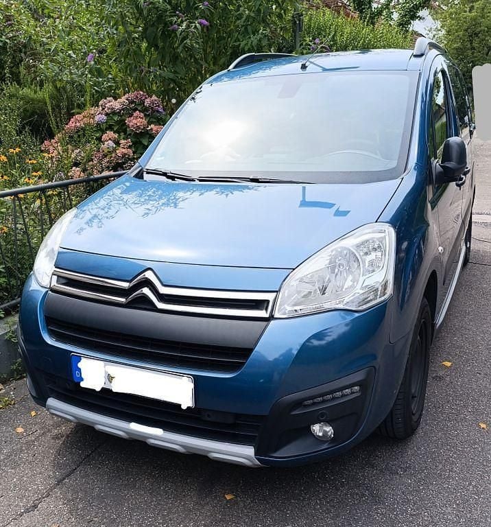 Blau Gebraucht 2017 Citroën Berlingo XTR Van / Kleinbus | 9.920 € (Fairer Preis) - Bild 1/4