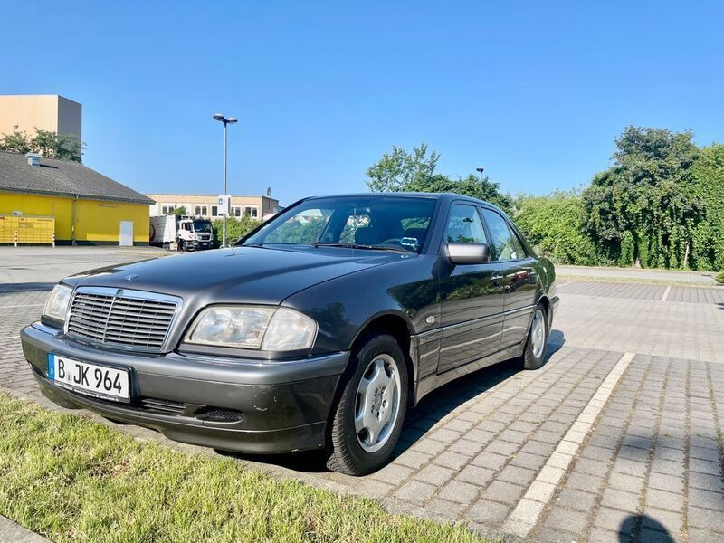 Grau Gebraucht 1997 Mercedes C240 Elegance Limousine | 5.000 € (Fairer Preis) - Bild 1/4