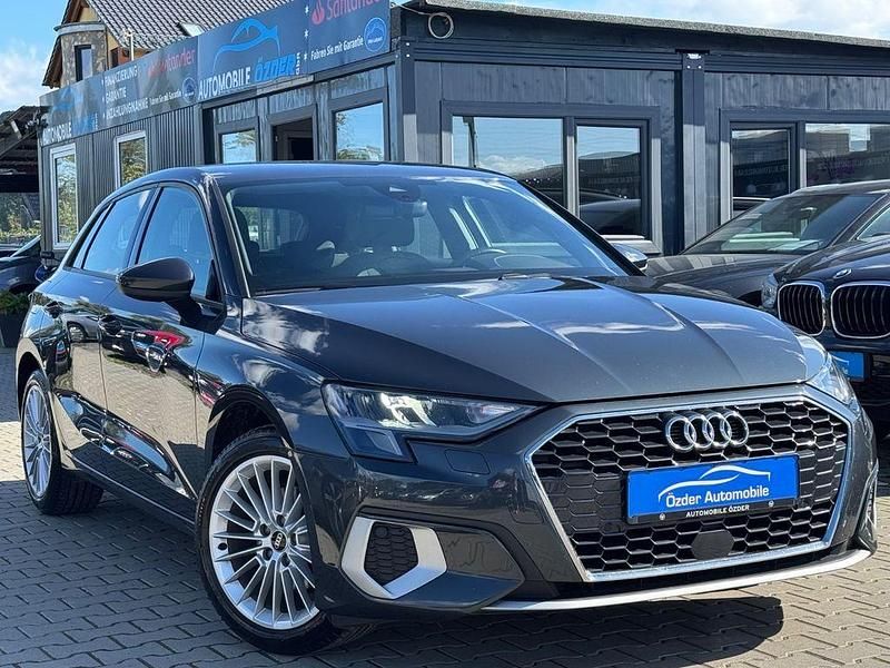 Grau Gebraucht 2022 Audi A3 Sportback Advanced Limousine | 24.590 € (Fairer Preis) - Bild 1/4