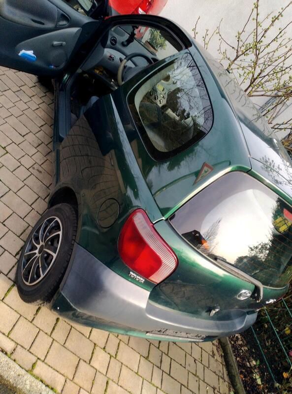 Grün Gebraucht 2002 Toyota Yaris Kleinwagen | 1.550 € - Bild 1/4