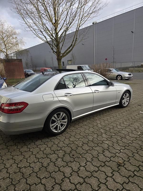 Gebraucht Mercedes E200 184 PS (135 kW) 2011 Grau Limousine