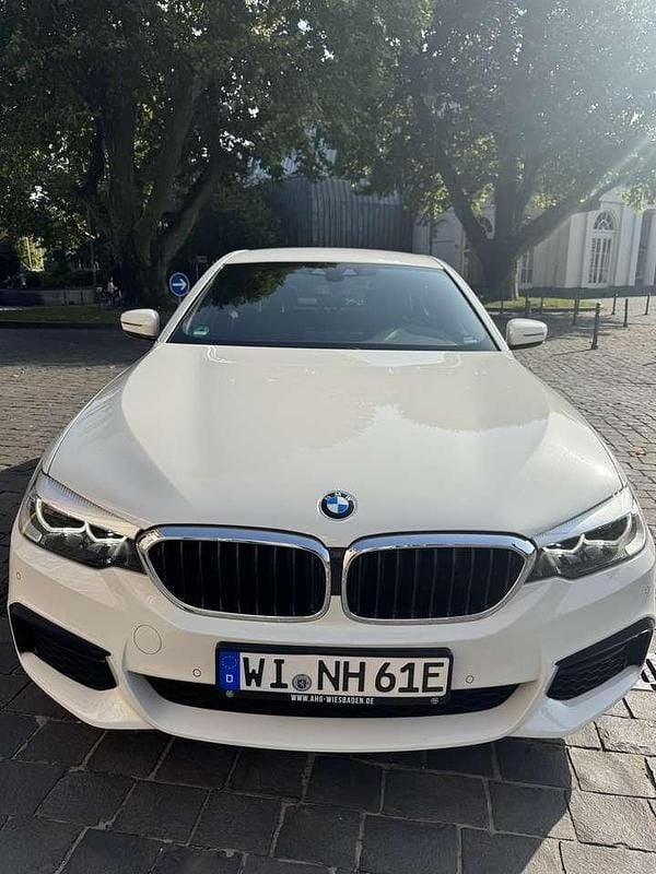 Weiß Gebraucht 2019 BMW 530e M Sport Limousine | 28.300 € - Bild 1/4