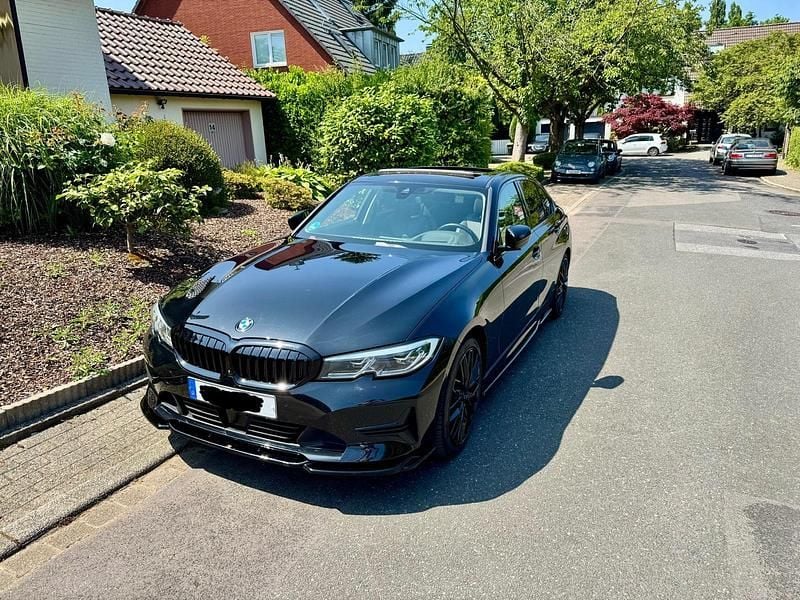 Schwarz Gebraucht 2021 BMW 330 Limousine | 36.500 € (Teuer) - Bild 1/4