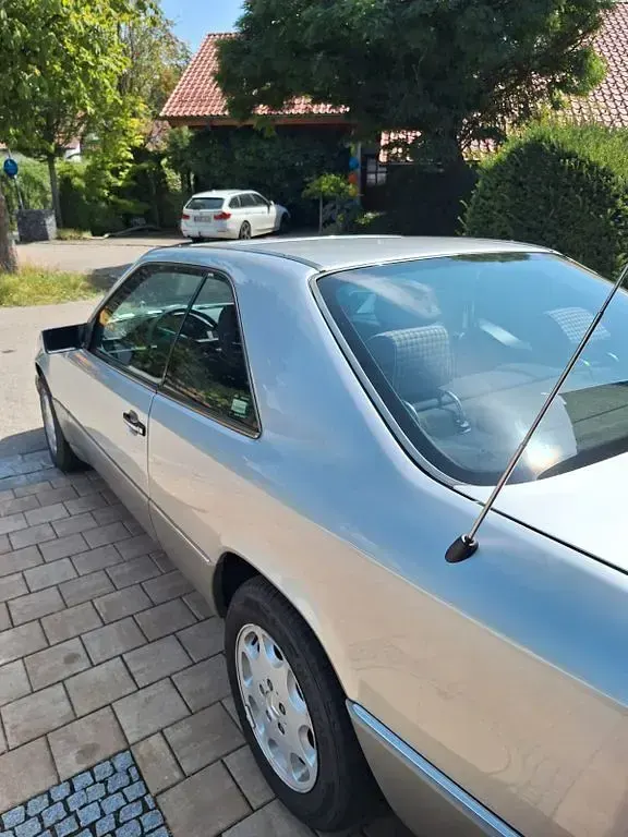 Gebraucht Mercedes 230 132 PS (97 kW) 1990 Silber
