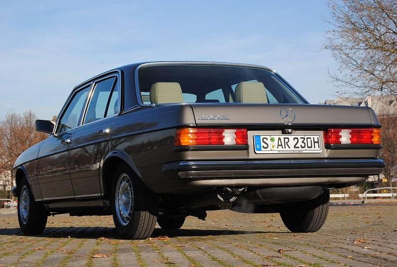 Gebraucht Mercedes E230 136 PS (100 kW) 1982 Grau Limousine
