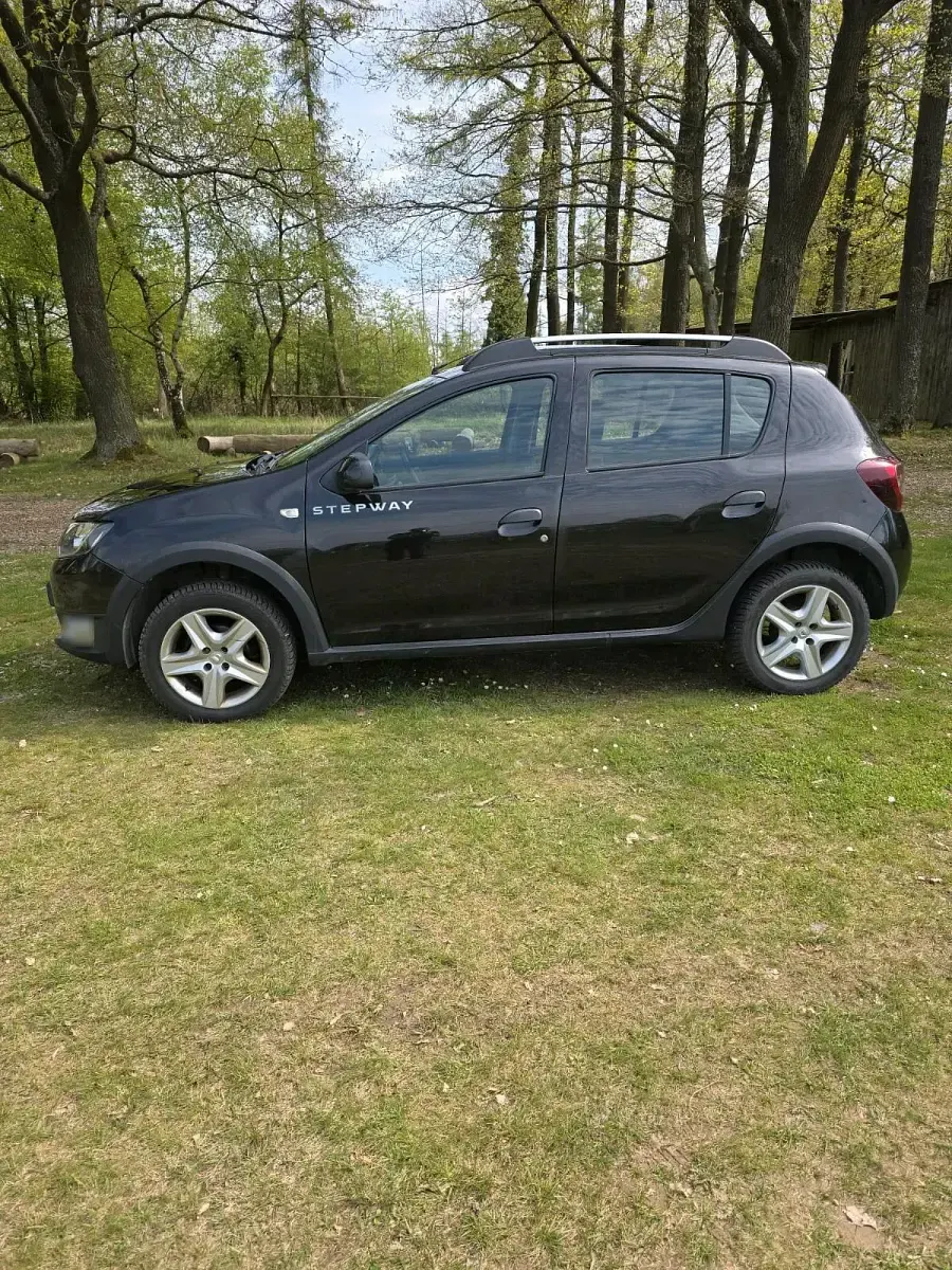 Gebraucht Dacia Sandero Stepway 90 PS (66 kW) 2015 Schwarz Kleinwagen