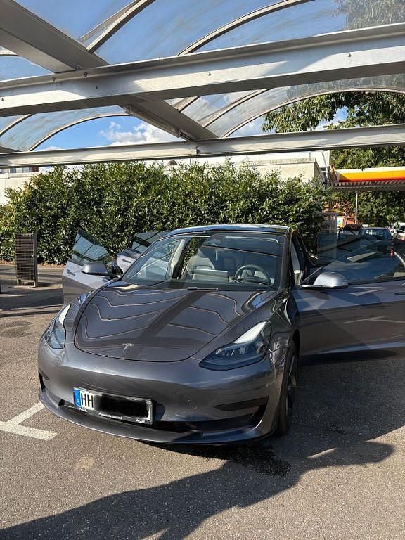 Grau Gebraucht 2021 Tesla Model 3 Standard Range Plus Limousine | 24.500 € (Fairer Preis) - Bild 1/4