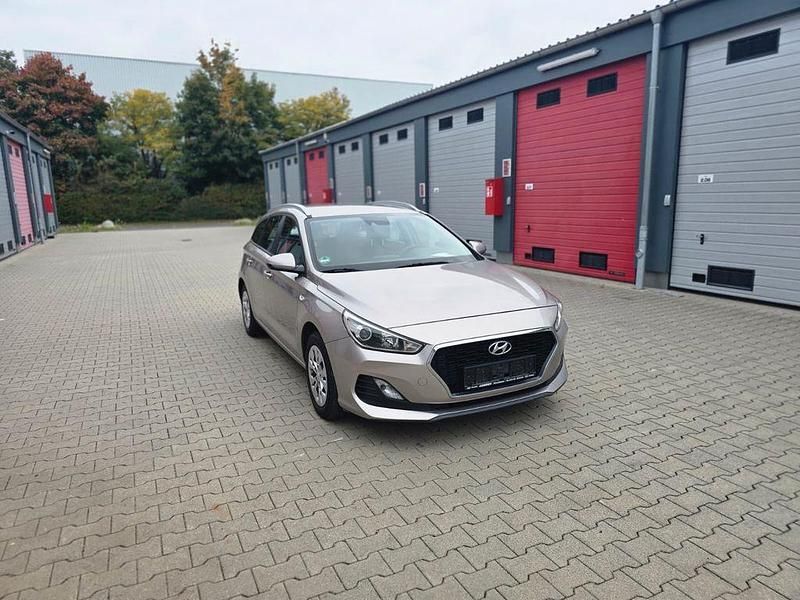 Weiß Gebraucht 2020 Hyundai i30 Pure Kombi | 12.998 € (Guter Preis) - Bild 1/4