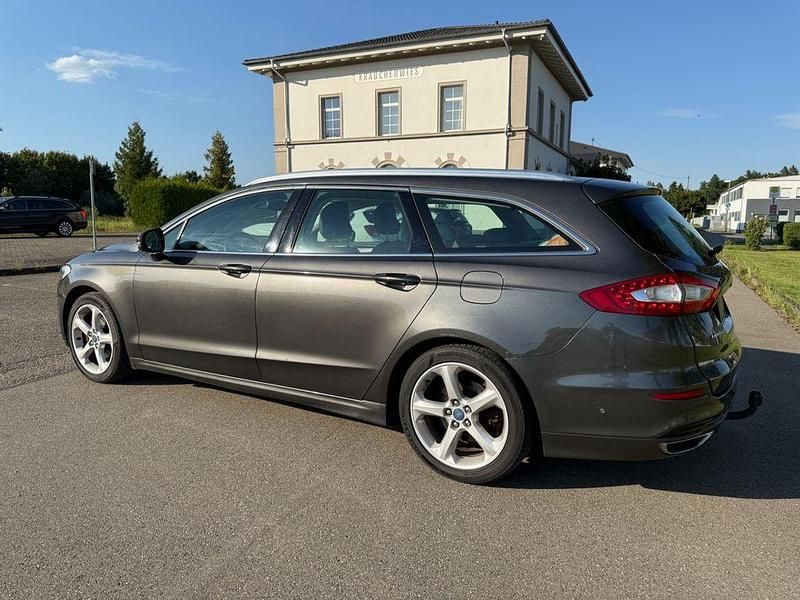 Gebraucht Ford Mondeo Titanium 179 PS (131 kW) 2015 Grau Limousine