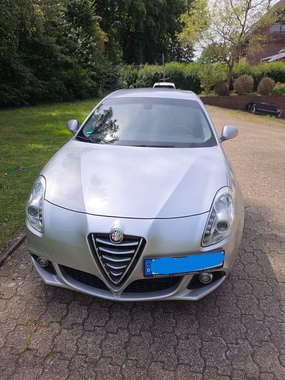 Grau Gebraucht 2014 Alfa Romeo Giulietta Super Kleinwagen | 8.000 € (Guter Preis) - Bild 1/4