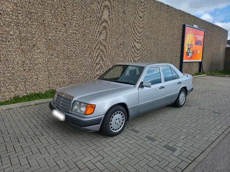 Gebraucht Mercedes E200 118 PS (86 kW) 1992 Silber Limousine