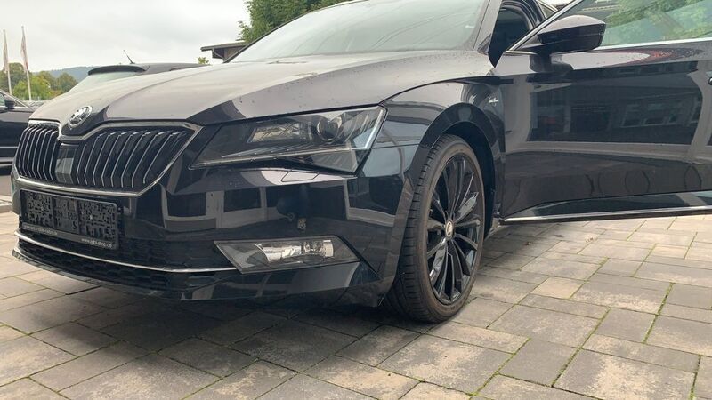 Schwarz Gebraucht 2019 Skoda Superb LAURIN & KLEMENT Kombi | 22.300 € (Guter Preis) - Bild 1/4