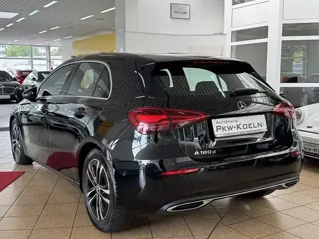 Gebraucht Mercedes A180 116 PS (85 kW) 2025 Kosmosschwarz  metallicla (metallic) Limousine