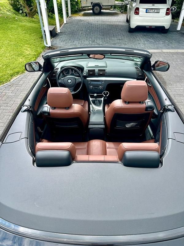 Schwarz Gebraucht 2011 BMW 118 Cabriolet M Sport Cabrio | 9.850 € - Bild 1/4