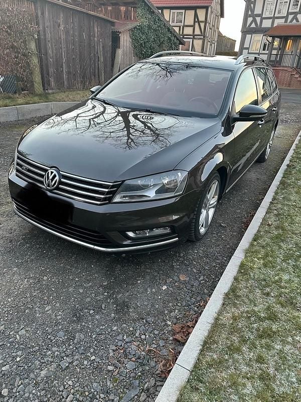 Braun Gebraucht 2012 VW Passat R-line Kombi | 7.500 € (Fairer Preis) - Bild 1/4