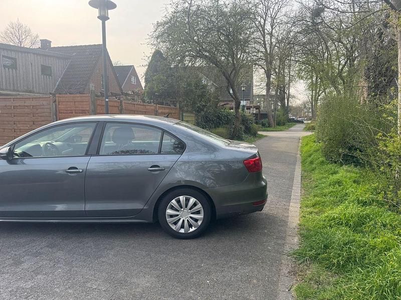 Gebraucht VW Jetta Comfortline 105 PS (77 kW) 2011 Grau Limousine