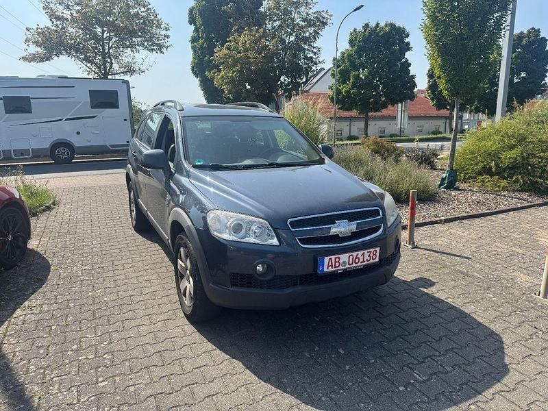 Grau Gebraucht 2009 Chevrolet Captiva LS SUV | 1.999 € (Guter Preis) - Bild 1/4