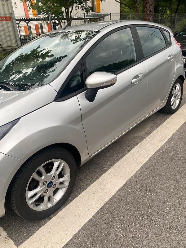 Gebraucht Ford Fiesta Titanium 101 PS (74 kW) 2015 Silber Limousine