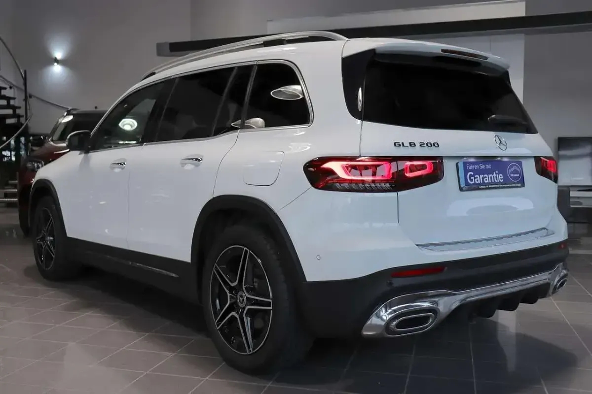 Gebraucht Mercedes GLB200 AMG line 163 PS (119 kW) 2020 Digitalweiss  metalliclack SUV