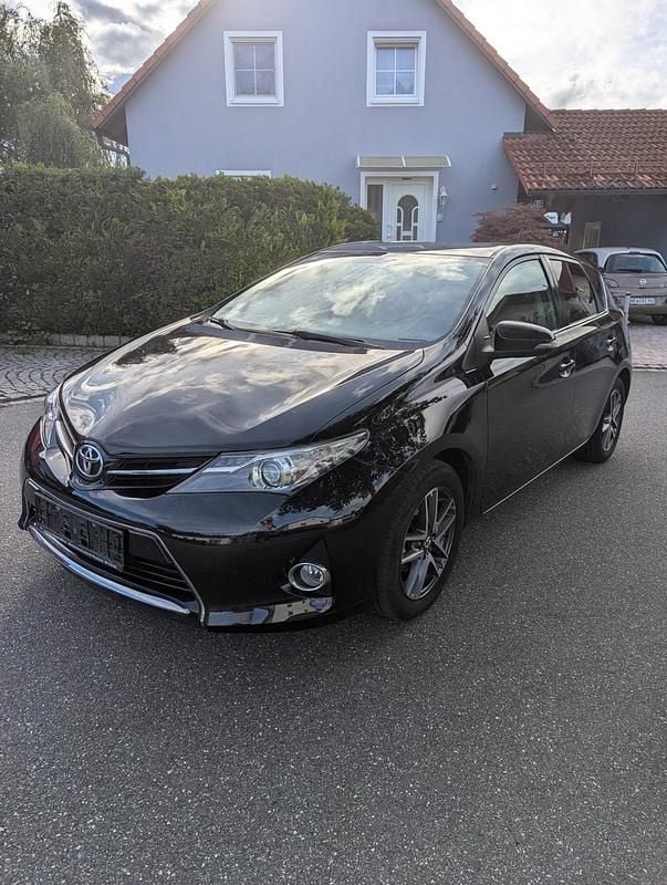 Schwarz Gebraucht 2015 Toyota Auris Edition Kleinwagen | 9.450 € (Guter Preis) - Bild 1/4