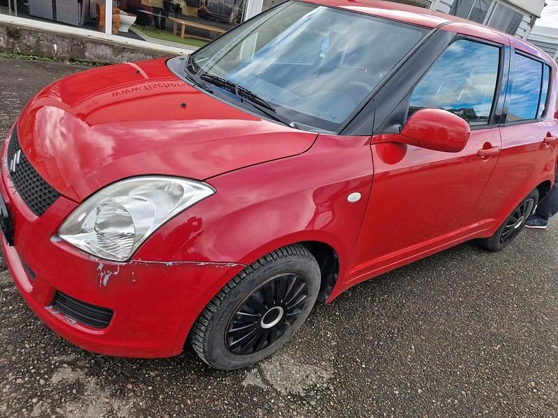 Rot Gebraucht 2010 Suzuki Swift Kleinwagen | 1.799 € (Superpreis) - Bild 1/4