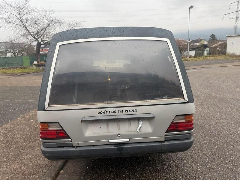 Gebraucht Mercedes E230 136 PS (100 kW) 1986 Silber Kombi